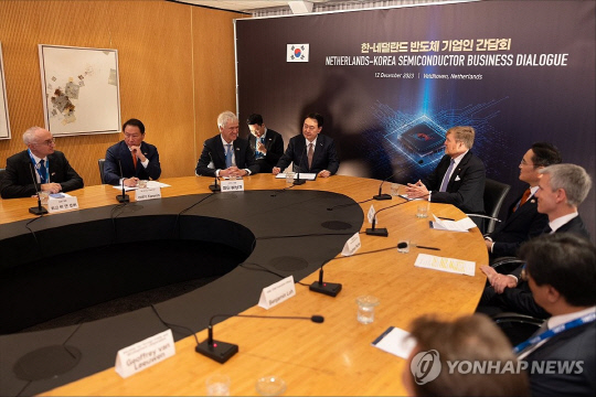 네덜란드를 국빈 방문한 윤석열 대통령이 12일(현지시간) 벨트호벤 소재 ASML 본사에서 열린 한-네덜란드 반도체 기업인 간담회에서 발언하고 있다. 연합뉴스